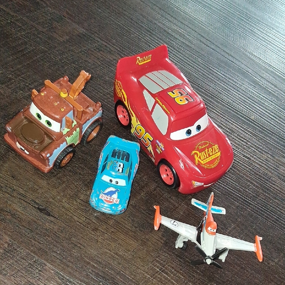 Set Of 4 Disney Cars Movie Toys Lightning Mcqueen Tow Mator